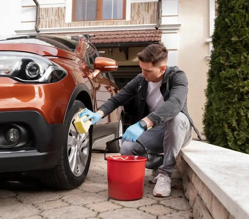 Lavage auto à domicile Aigues-Vives : professionnel intervenant sur un véhicule